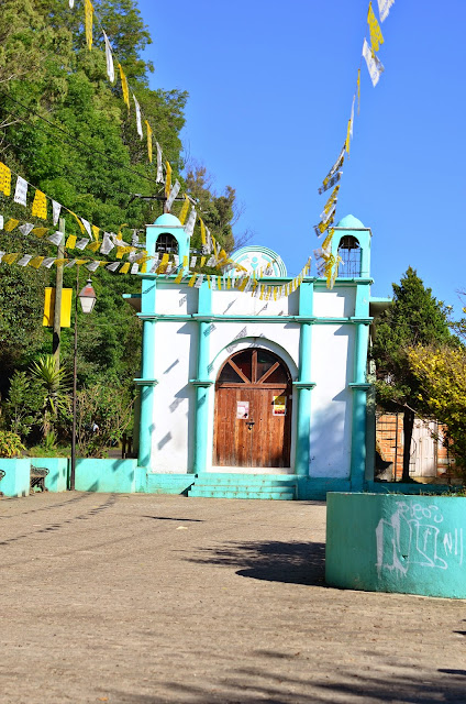 Kleine Kirche mit Wimpeln bei San Cristobal de las Casas in Mexiko