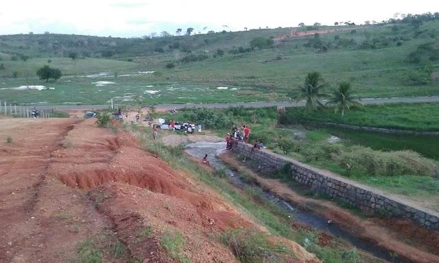 Barragem continua sangrando e recebe visita de turistas