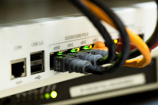 Pada gambar terlihat kabel LAN yang disambungkan pada port Ethernet. Port Ethernet merupakan antarmuka jaringan yang umum digunakan untuk menghubungkan perangkat komputer ke jaringan LAN atau internet. Kabel LAN memiliki peran penting dalam memastikan koneksi internet stabil dan cepat pada komputer.