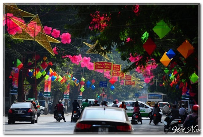 Hà Nội rực rỡ đèn hoa đón Tết