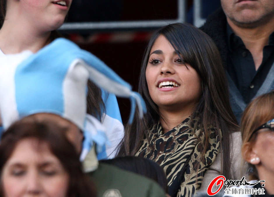 Antonella Rocuzzo watch Messi play