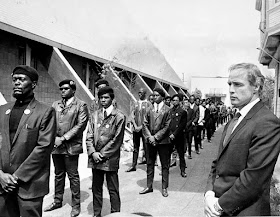 Marlon Brando junto a los Panteras Negras en el funeral de Bobby Hutton