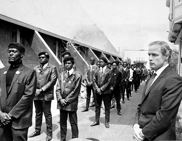 Marlon Brando junto a los Panteras Negras en el funeral de Bobby Hutton