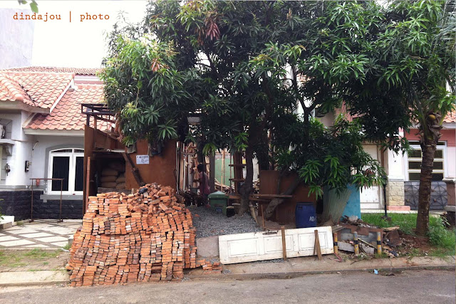 Rumah tampak depan, nggak kelihatan apa-apa, heee…