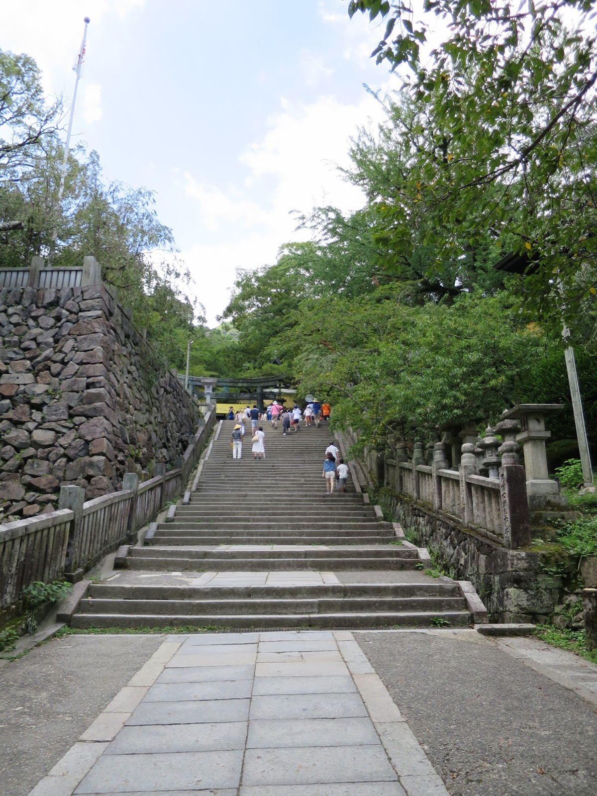 キャノンデールのｂ級食べ歩記 四国の二大霊峰と讃岐うどんを巡るツーリング 785段の階段を登って しあわせさん こんぴらさん の金比羅宮詣