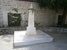 το μνημείο πεσόντων στο Αδάμι Αργολίδας