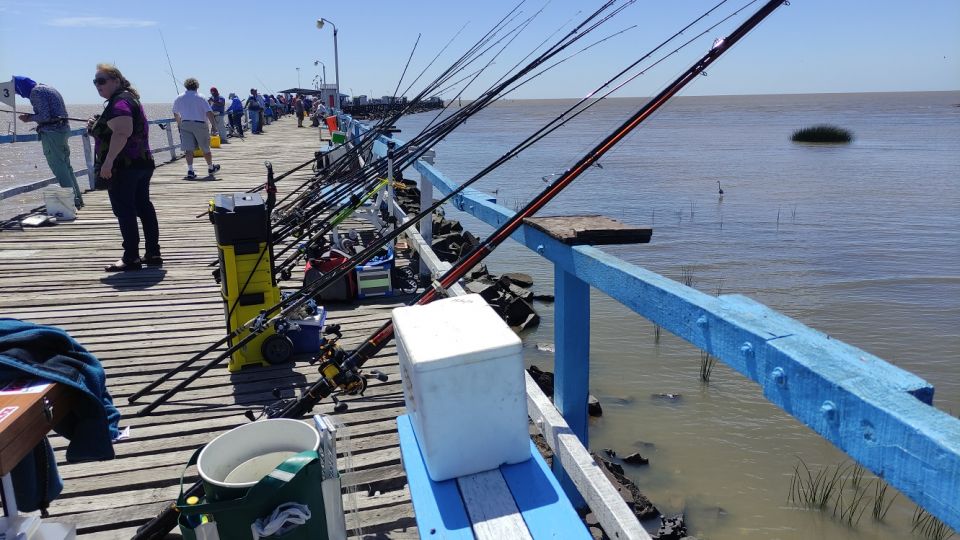 Cañas de pescar en el mar mediterráneo en la playa paisaje costero y  concepto de pesca