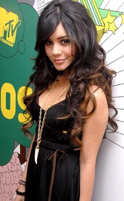 Foto de Vanessa Hudgens con cabello frizado