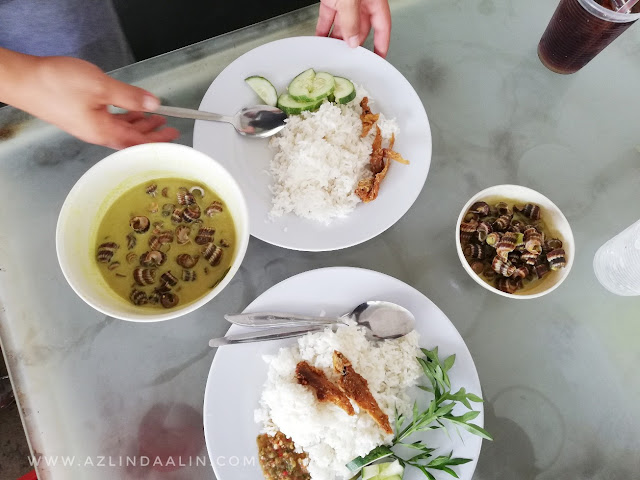 SIPUT SEDUT LEMAK CILI API SEDAP DAN MURAH DI PUTRA SALAI TEMPURUNG PUTRAJAYA - Hari bekerja biasanya, tumpuan kami dan fokus kami pada anak tak dapat nak di berikan 100%. Apatah lagi nak bawa mereka keluar bermain di luar, memang tak sempat. Balik kerja je pun, dah dekat malam dah. Huhu. Apa yang kami buat sekarang ini, counter back masa yang tertinggal dengan anak. Bayar balik hutang masa dan bonding time with them. Apa yang kami lakukan? Okay, buat masa sekarang ini, setiap hari Ahad kami akan bawa anak-anak riadah ke Taman Cabaran (Skate Park) Presint 5 Putrajaya.    SIPUT SEDUT LEMAK CILI API SEDAP DAN MURAH DI PUTRA SALAI PUTRAJAYA   Haha, sebenarnya..sambil anak main roller blade dan scooter kami laki bini pekena masakan salai  DI PUTRA SALAI TEMPURUNG PUTRAJAYA. Kali ini, kami laki bini pekena  SIPUT SEDUT LEMAK CILI API SEDAP DAN MURAH DI PUTRA SALAI TEMPURUNG PUTRAJAYA. Masakan lemak salai mereka memang lain sebab di salai menggunakan tempurung. Rasa lemaknya tak begitu hangit dan tengik (macam bau hangus). Bukan sekadar sedap je SIPUT SEDUT LEMAK CILI API SEDAP DAN MURAH DI PUTRA SALAI TEMPURUNG PUTRAJAYA. Yang menarik dan tertariknya, menu  SIPUT SEDUT LEMAK CILI API SEDAP DAN MURAH DI PUTRA SALAI TEMPURUNG PUTRAJAYA murah sangat . HANYA RM 5 je !