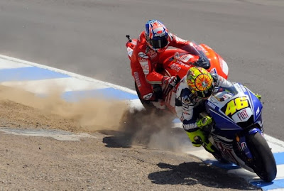 Casey Stoner vs Valentinoo Rossi - In And Out The Circuit Side