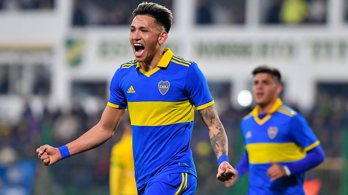 Boca festejó en el descuento ante Defensa y Justicia y sigue dando pelea