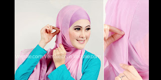 Kreasi Jilbab Segiempat Warna Pink