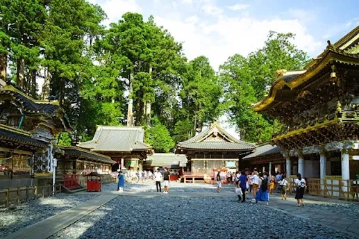 Ein Besuch im Toshogu-Schrein bietet ein einzigartiges atmosphärisches Erlebnis, von jahrhundertealten Zedern bis hin zu Tempeln, in denen Samurai lebten und Mönche Zeit in tiefer Meditation verbrachten
