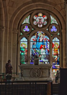 Vitrail dans la basilique du bois chenu, ou basilique sainte-Jeanne-d'arc qui surplombe le village de Domrémy-la-Pucelle