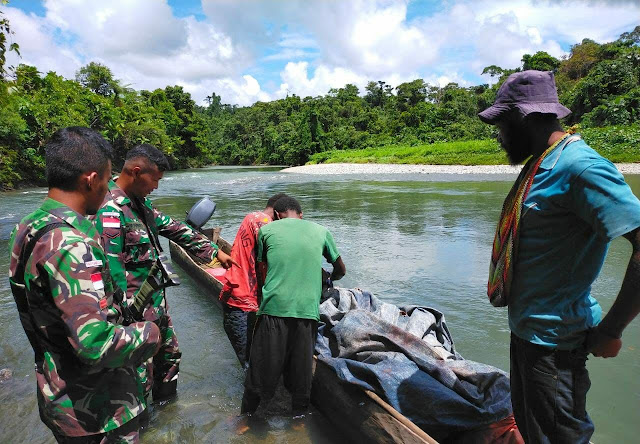 Cegah Peredaran Miras, Satgas TNI Pamtas Yonif 403 WP Sweeping Jalur Perairan di Perbatasan Papua