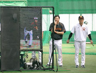 高橋監督（右）の希望で導入した投球マシン