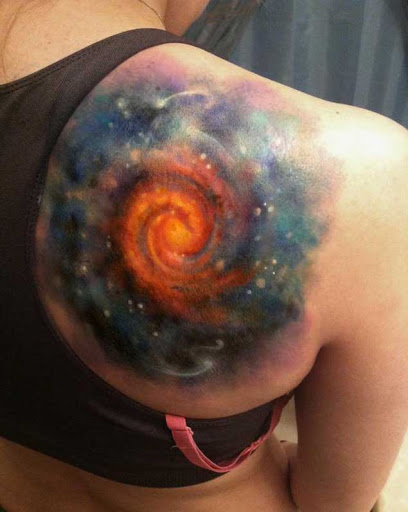 40 tatuagens incríveis para mulheres que amam o espaço e a astronomia