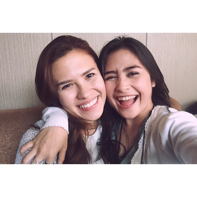 Foto selfie Prilly Latuconsina bersama temannya