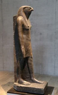 Une statuette d'Horus, un dieu de la mythologie égyptienne