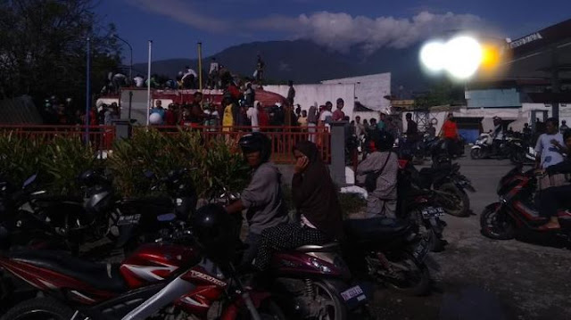 PASCA GEMPA, WARGA PALU MULAI RAMPAS TRUK TANKI BBM KARENA KEHABISAN BAHAN BAKAR