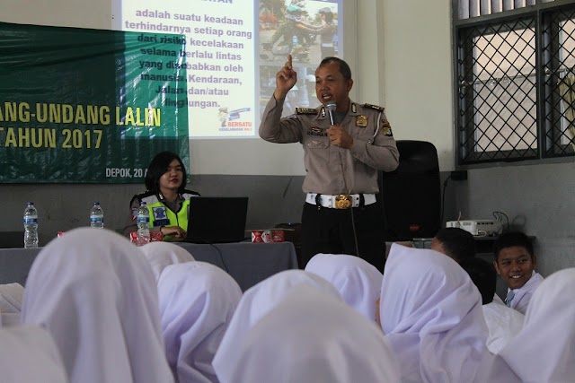 Ratusan Siswa SMK Bina Rahayu Antusias Ikuti Penyuluhan UU Lalu Lintas