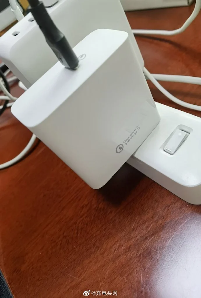 Live photo of the first Quick Charge 5 charger