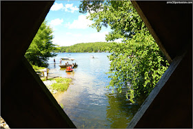 Vista del Lago desde el Puente Cubierto Peatonal Chance Pond Brook Pedestrian Bridge en Franklin, New Hampshire