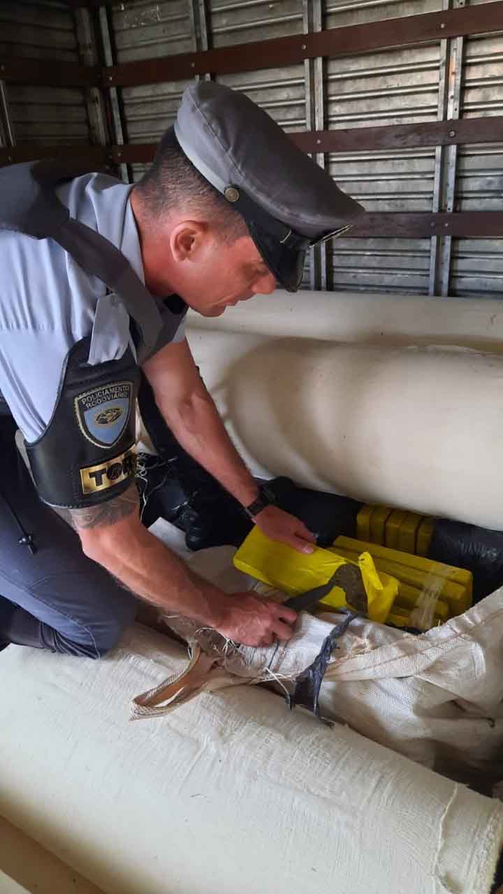 Polícia Militar Rodoviária apreende 1,8 ton de maconha em Porangaba