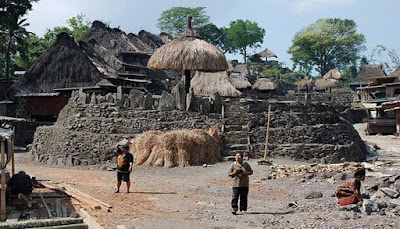 Desa Megalitikum Kampung Bena