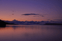 Západ slunce u Pukaki Lake s horou Mt. Cook na horizontu 