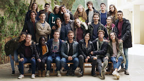 Imagen con la que finaliza la tercera temporada y última de la serie, del plantel de actores de la clase al completo, junto a Merlí