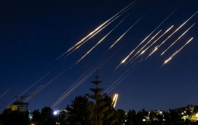 Escalation di tensione tra Israele e Iran: raid notturni su Teheran, missile su Beer Sheva. Vertice diplomatico a Ginevra