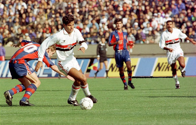 Raí conduz a bola após driblar adversário barcelonista no jogo em que o São Paulo conquistou o seu primeiro mundial interclubes (1992).