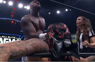 Swerve Strickland venció a Penta Zero Miedo en WWE Dynamite.