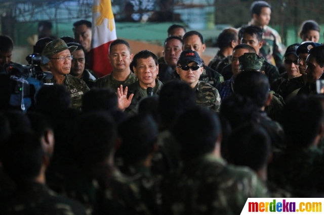 Gaya Duterte dengan Baju Loreng saat Datangi Medan Tempur Marawi