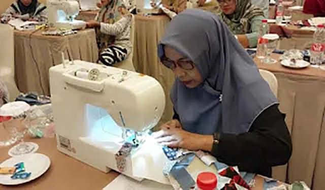 Perempuan Rentan di Pekalongan Dilatih Olah Limbah Batik Jadi Produk Bermanfaat