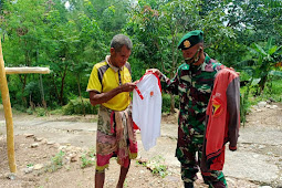 Gugah Rasa Nasionalisme Satgas Pamtas RI-RDTL Sektor Barat Berikan Kaos Merah Putih.