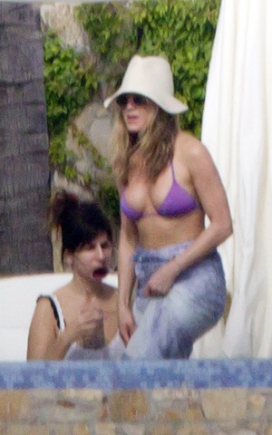 Jennifer Aniston Sizzles in Bikini 