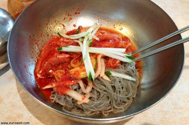 Plato de hoe naengmyeon 회 냉면