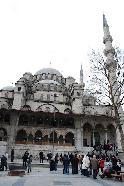 Мечеть Yeni Cami или Новая мечеть (Новая мечеть Валиде Султан), Стамбул, Турция.