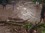 Akibat banjir bandang,tutupi badan jalan  desa marantale