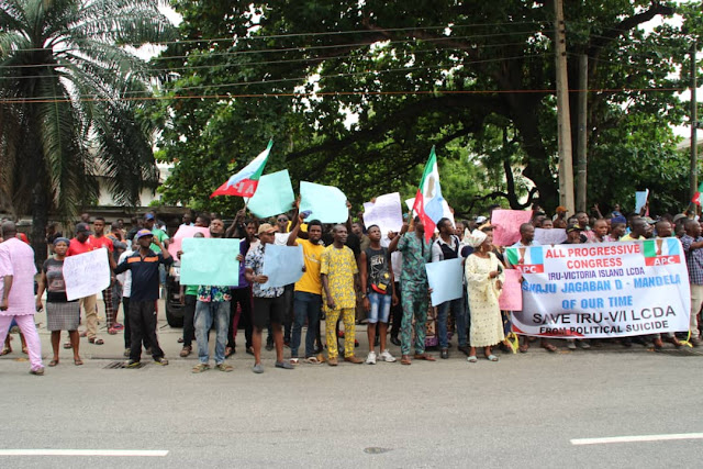 Pandemonium in front of APC National Leader?s House, Bola Tinubu at Ikoyi, Lagos