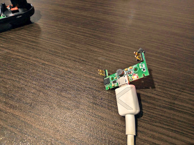 Электронная плата bluetooth наушников с заменённым разъёмом micro USB