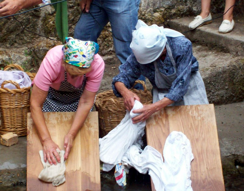 Lavaderos públicos: Mujer lavando ropa en un barreño