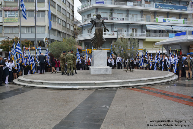 Η κατάθεση στεφάνων στο άγαλμα της Ελευθερίας στην κεντρική πλατεία Κατερίνης (25-3-16)