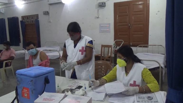  मुज़फ़्फ़रपुर जिले में 2 दिनों का वैक्सिनेशन कैम्प में पत्रकारों को टीका दिया गया।