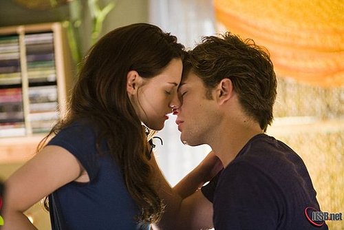 robert pattinson new moon kiss. robert pattinson new moon