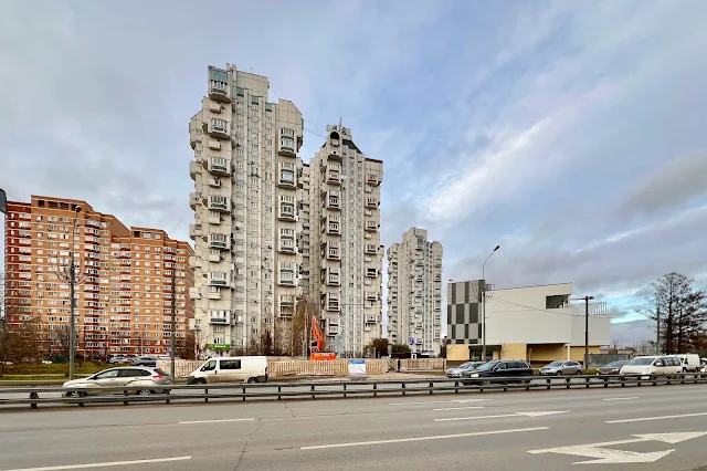 Зеленоград, Панфиловский проспект, жилой дом 2004 года постройки, жилые дома 1999-2001 годов постройки, строящийся физкультурно-оздоровительный комплекс