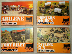 Abilene West-City; Atlantic; Bank; Cavalry Fort; Fort Riley; Four Cattle Wagons; Frontier Fort; Gatling Gun; Hotel; Mezzi Del West; Pioneer's Wagons; Pioniers Wagon's; Plastic Toy Figures; Saloon; Sherif; Sheriff; Small Scale World; smallscaleworld.blogspot.com; US Cavalry Guns; Wild West Fort; Wild West Wagons;