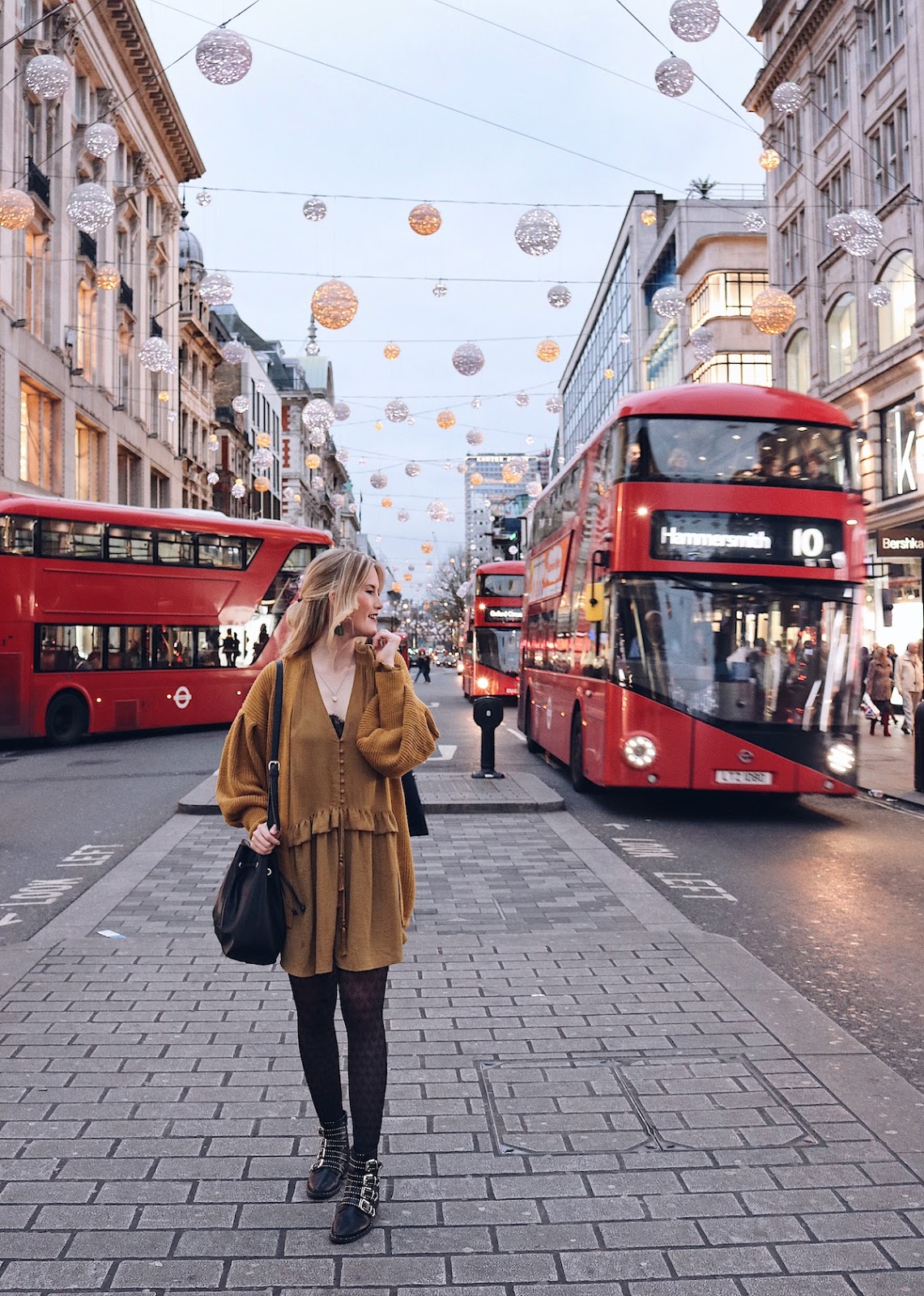 Fashion Outfit: zur blauen Stunde an der weihnachtlichen Oxford Street, London.